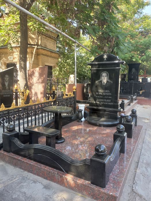 Памятники. Ёдгорликлар