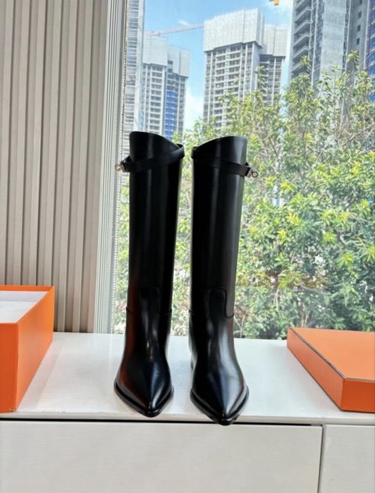 Черныевычокие кожанные сапоги