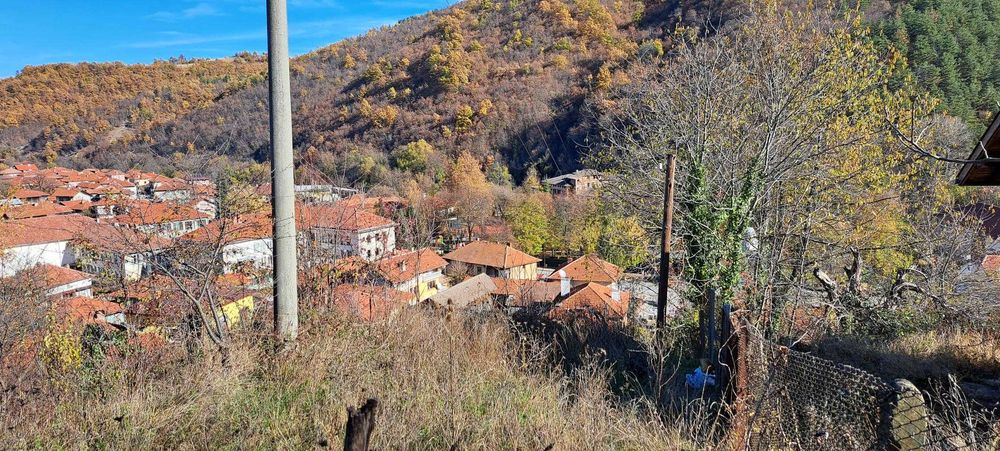 Уютна планинска вила  с голям двор в живописното село Лесидрен, перфектна за отдих