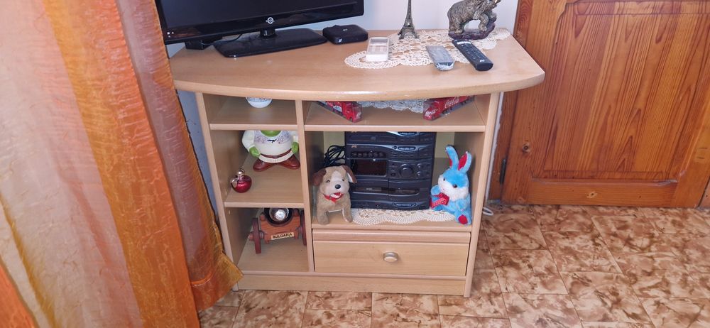 Ъглови дивани с ракла, гардероб, ТВ шкаф и маса