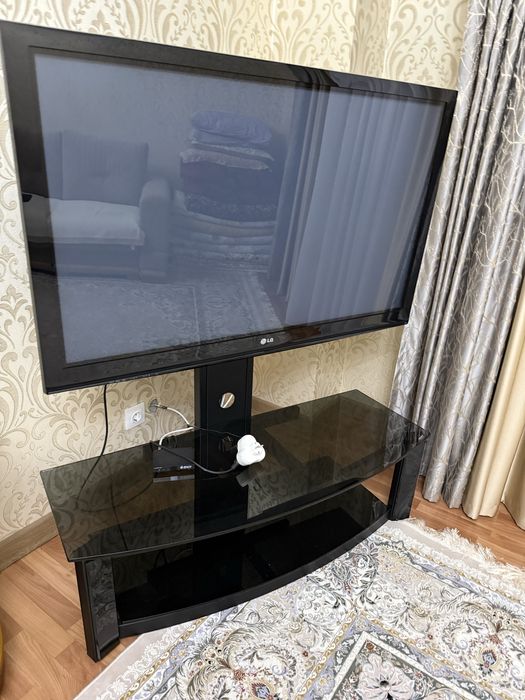 Продам большой телевизор с подставкой вместе!