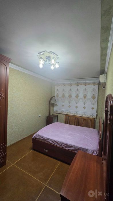 м.Ойбек. Сдаётся 3 (4)х комнатная квартира в центре. Собственник.