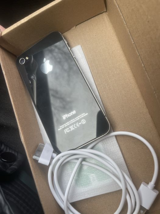Продам Iphone 4s 8gb