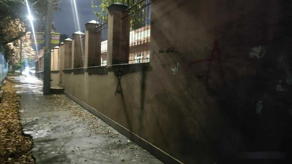 Продаётся 2 300 м² коммерческое здание.