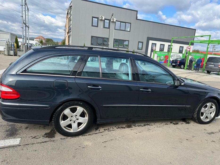 Mercedes Benz E320 (FARA MOTOR)