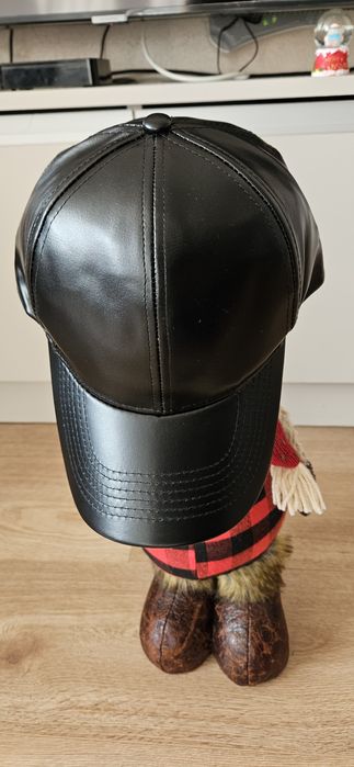 Кожена  нова шапка