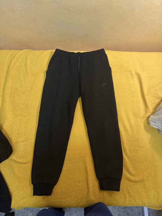 Pantaloni nike tech negri in stare buna