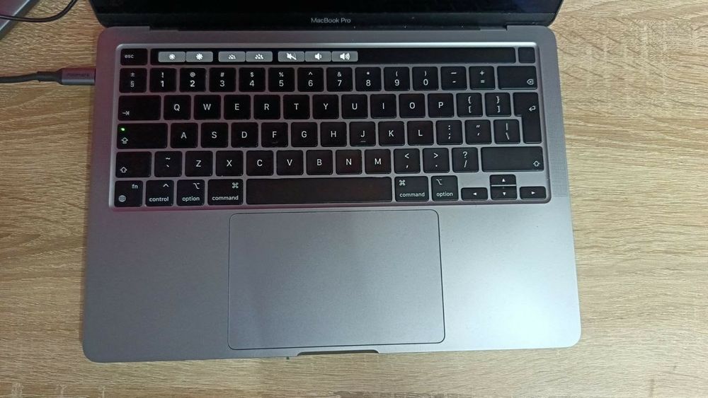MacBook Pro cu cip M1, 8 GB RAM și 256 GB stocare