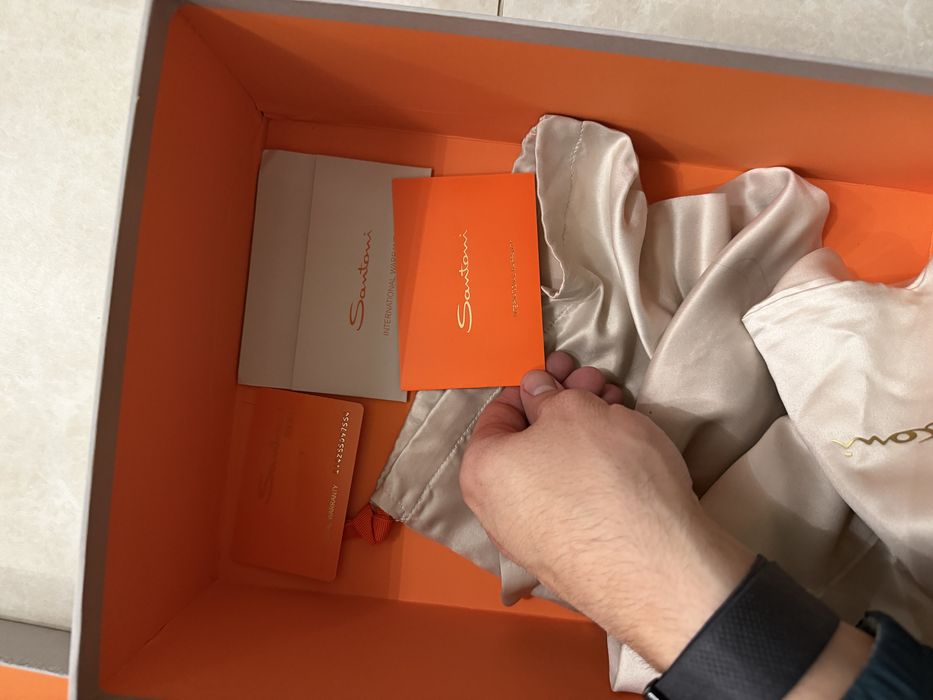 Продам оригинальные кроссовки santoni