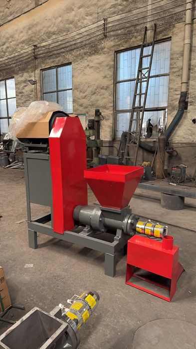 Экструдер опилок в брикеты