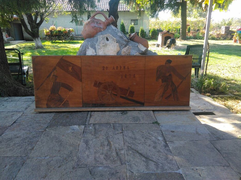 Продавам антикварна картина платно с дьрво с Революционни мотиви