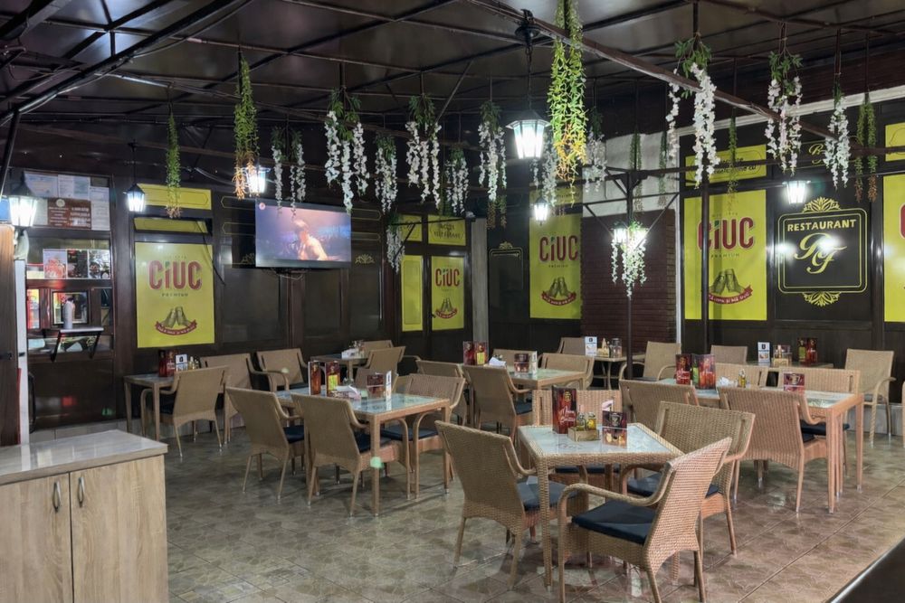 Mobilier terasă ratan – 12 mese + 32 scaune, stare foarte bună