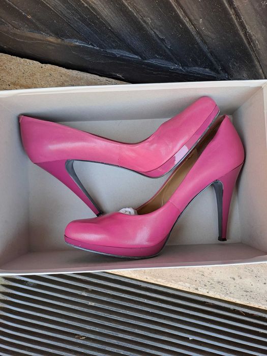 Продавам нови дамски обувки Nine West.