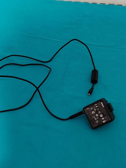 Încărcător Nikon EH-69P pentru aparat foto.