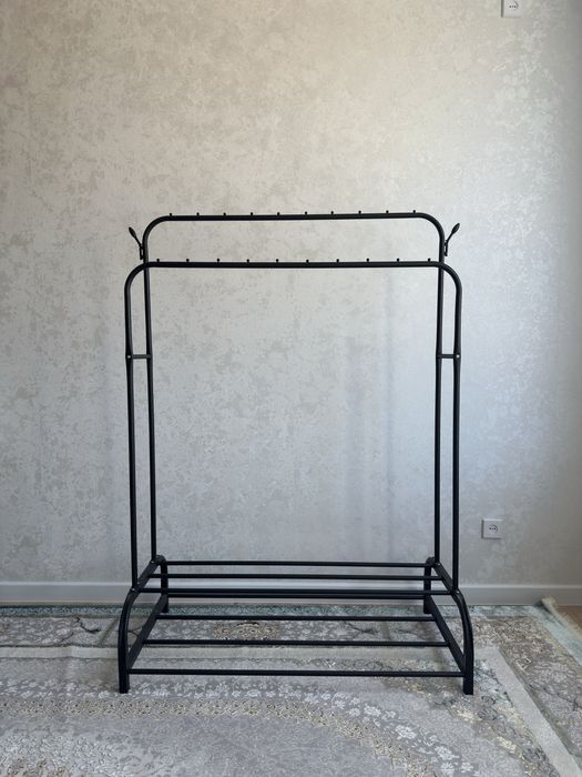 Вешалка с ножками