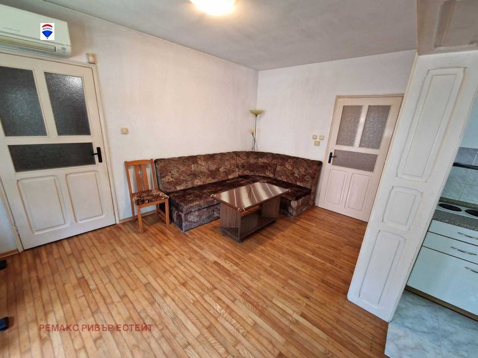 Тристаен апартамент с паркомясто и Ателие за продажба кв. Хъшове