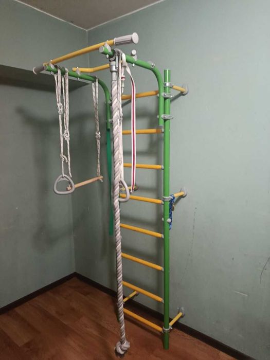 Шведская спортивная стенка.