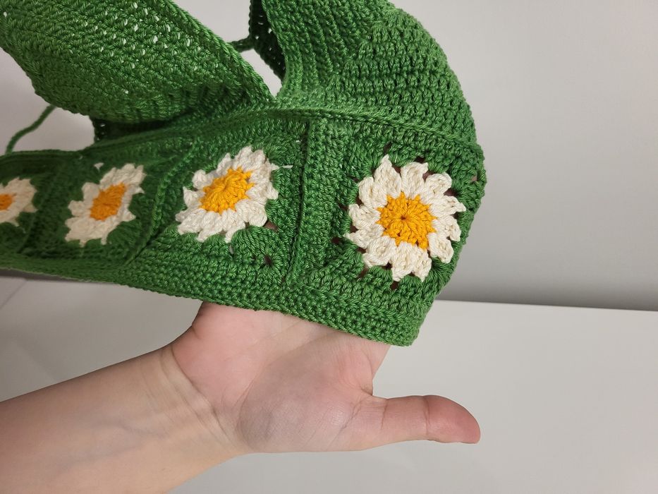 Top crosetat cu flori