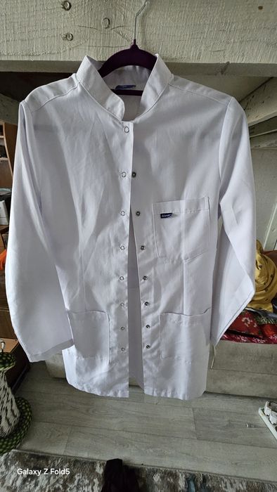 Стильный белый халат