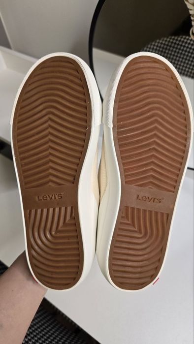 Оригинални кецове Levi’s — много добро състояние