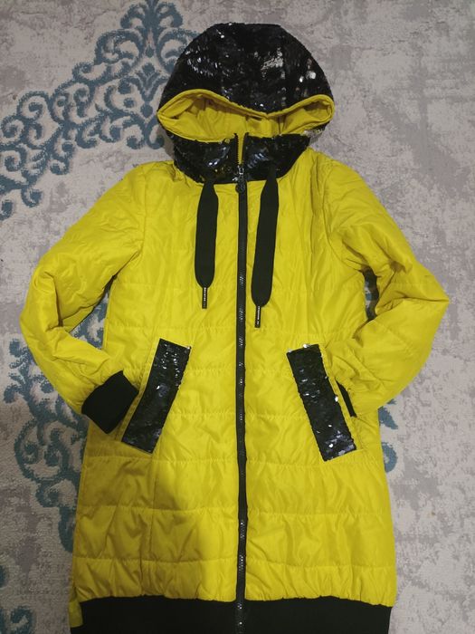 Продам демисезонную курточку для девочки.