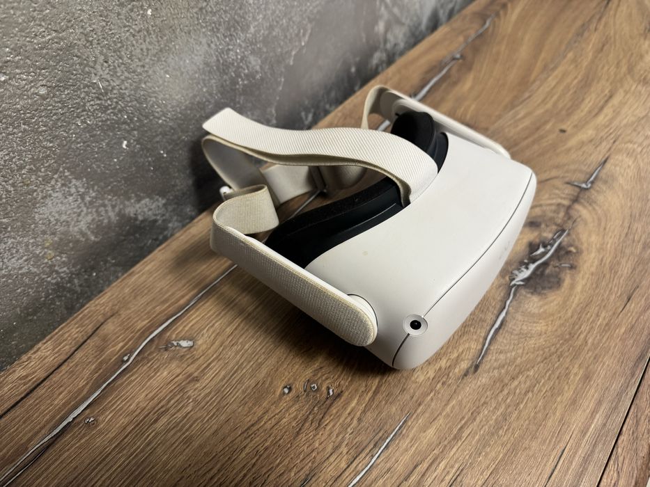 Meta Quest 2 VR + controlere, puțin utilizat, stare excelentă