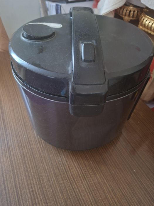 Мультиварка узи пиширади, ток билан ишлиди, хамма нарса пиширса булади