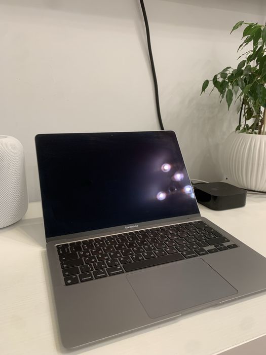 Продам б/у MacBook Air M1 8/256