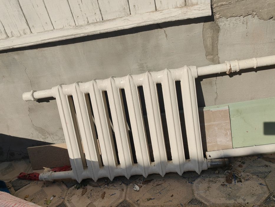 Продам б/у чугунные батареи