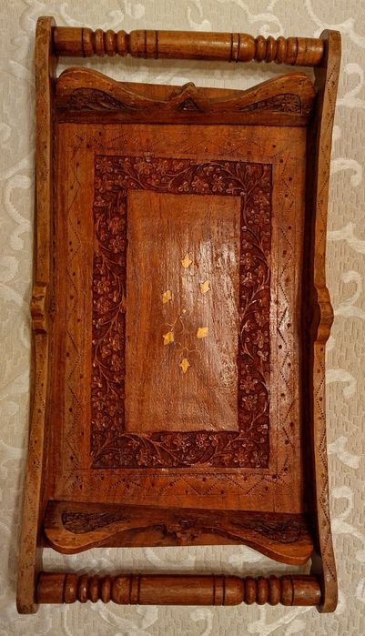 Поднос с дърворезба