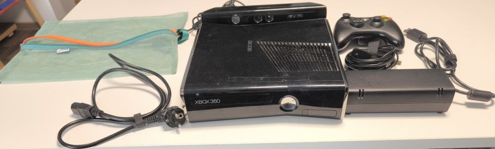 Vând xbox 360 cu fire, 1 controler, kinect, jocuri pentru kinect