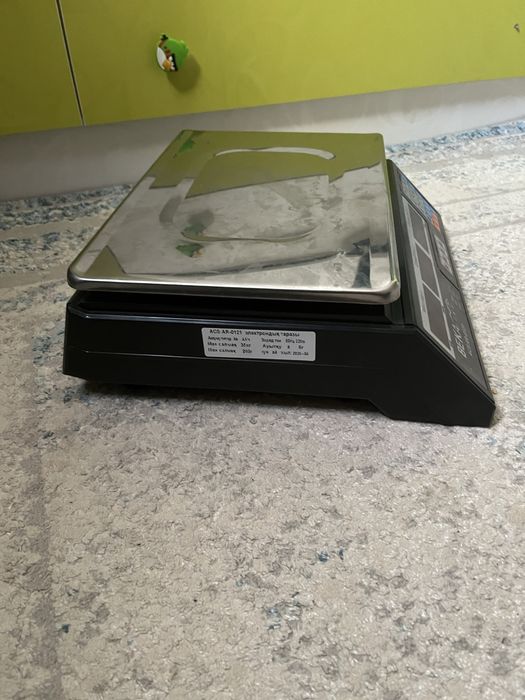 Весы торговые срочно продам