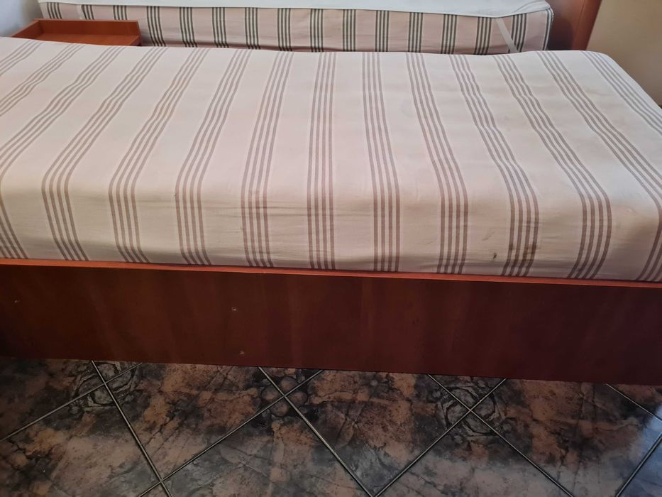 Легла за еднолицеви матраци или подматрачна рамка с или без матрак.