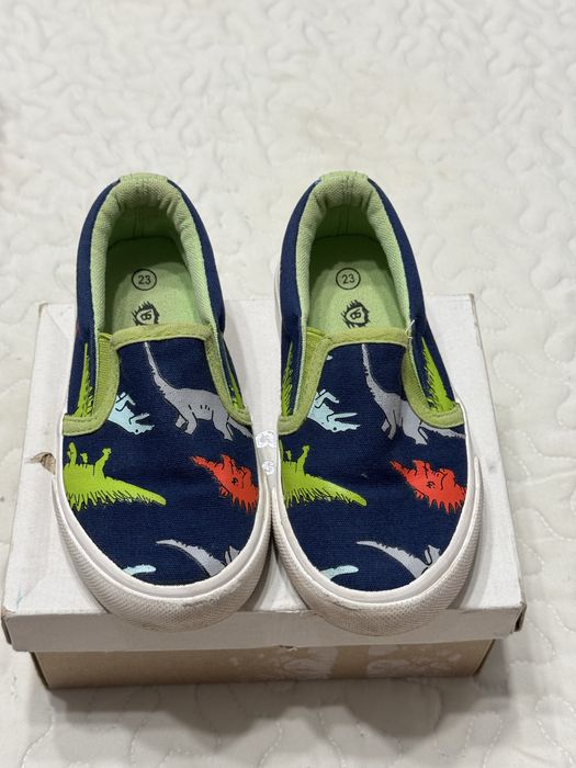 Продам десткую обувь