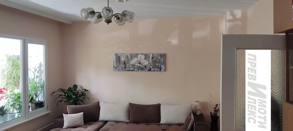 светъл апартамент с три стаи и отделна кухня