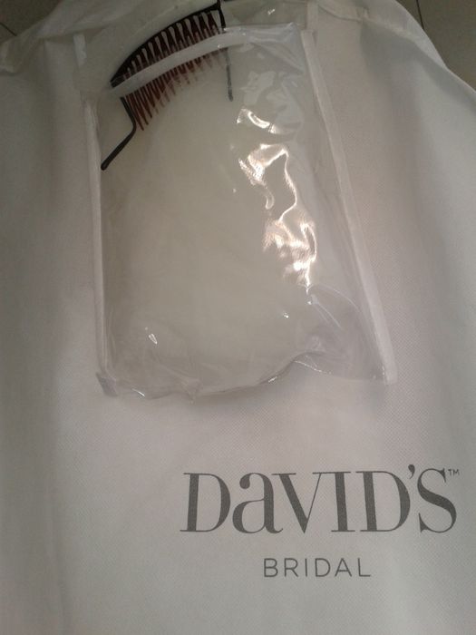 Булчинска рокля DAVID’S Bridal произведена в САЩ.