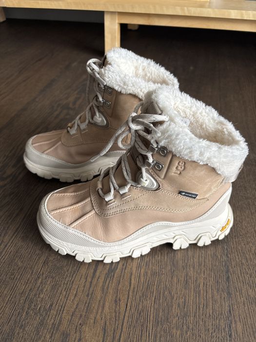 Moncler елек , Catimini рокля . UGG ботуши