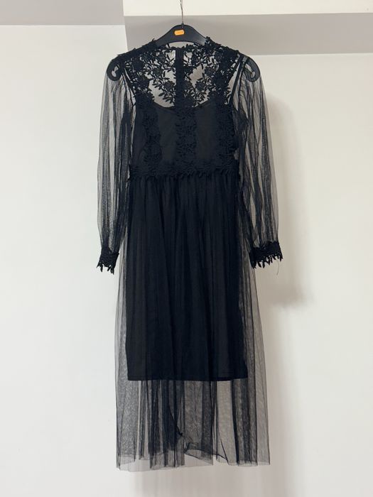 Много красива рокля от дантела и тюл