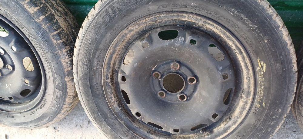 Vând anvelope  de vara cu tot cu jante . vw polo 9N..