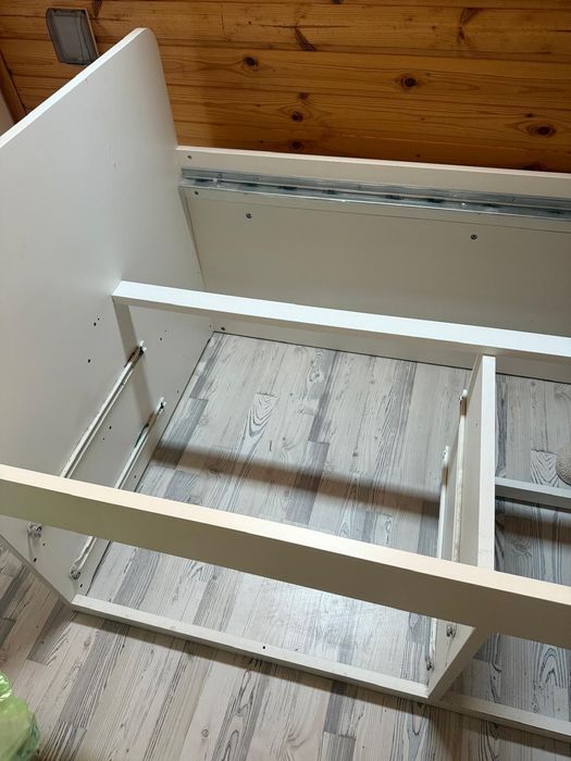 Vând pat single foarte rezistent 90/200 Ikeea