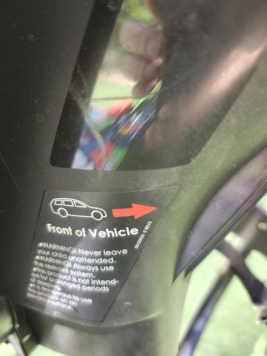 Cărucior Donna cu baza isofix, husa de ploaie, protecție bancheta și geantă specială pentru cărucior.