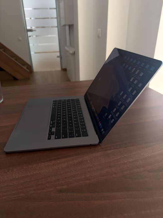 Vând Mac Book air M2 15 inch
