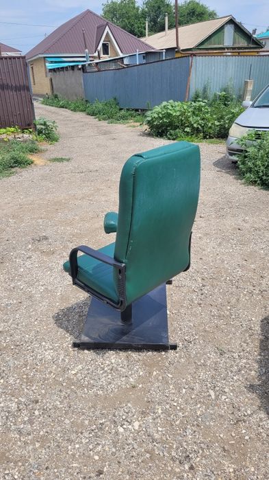 Продам педикюрное кресло зелёное б/у