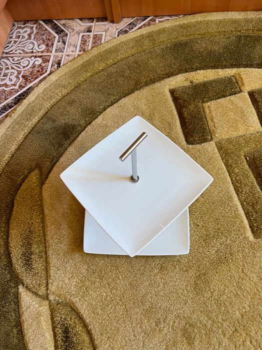 Елегантна двуетажна етажерка за всякакъв вид хапки