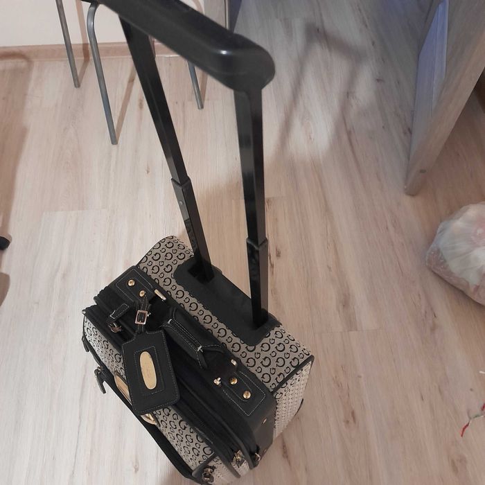 Чемодан Guess. Италия