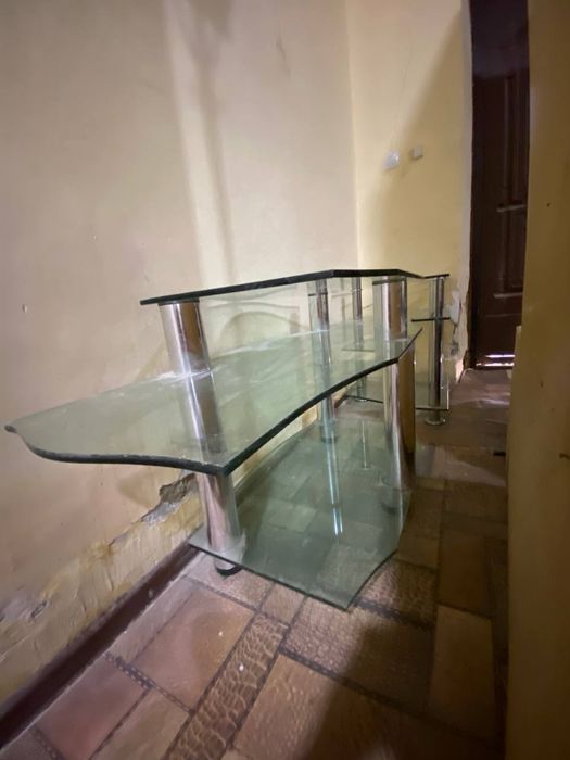 Televizor va stol sotiladi