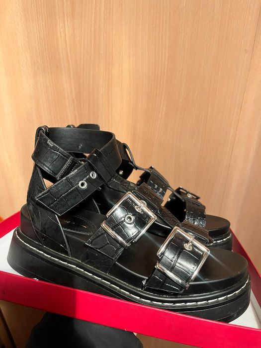 Обувь отличная можно ещё долго носить.