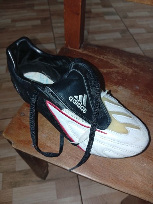 Ghete de fotbal Nike și adidas