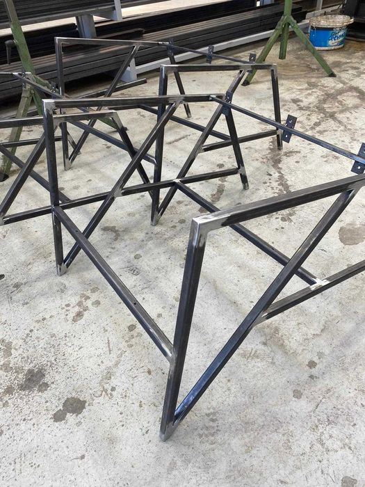 Confectii metalice pentru mobilier - cadre, rafturi, structuri custom