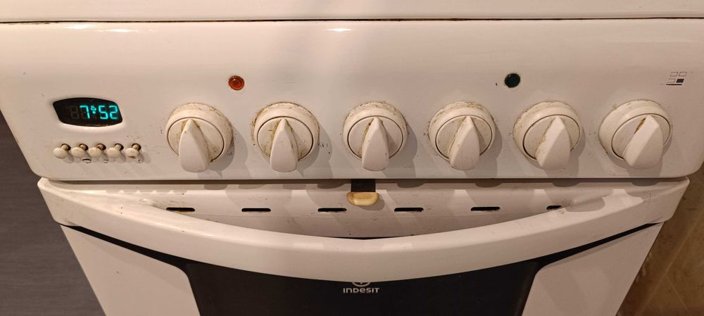 Печка Indesit с керамични котлони - напълно работеща